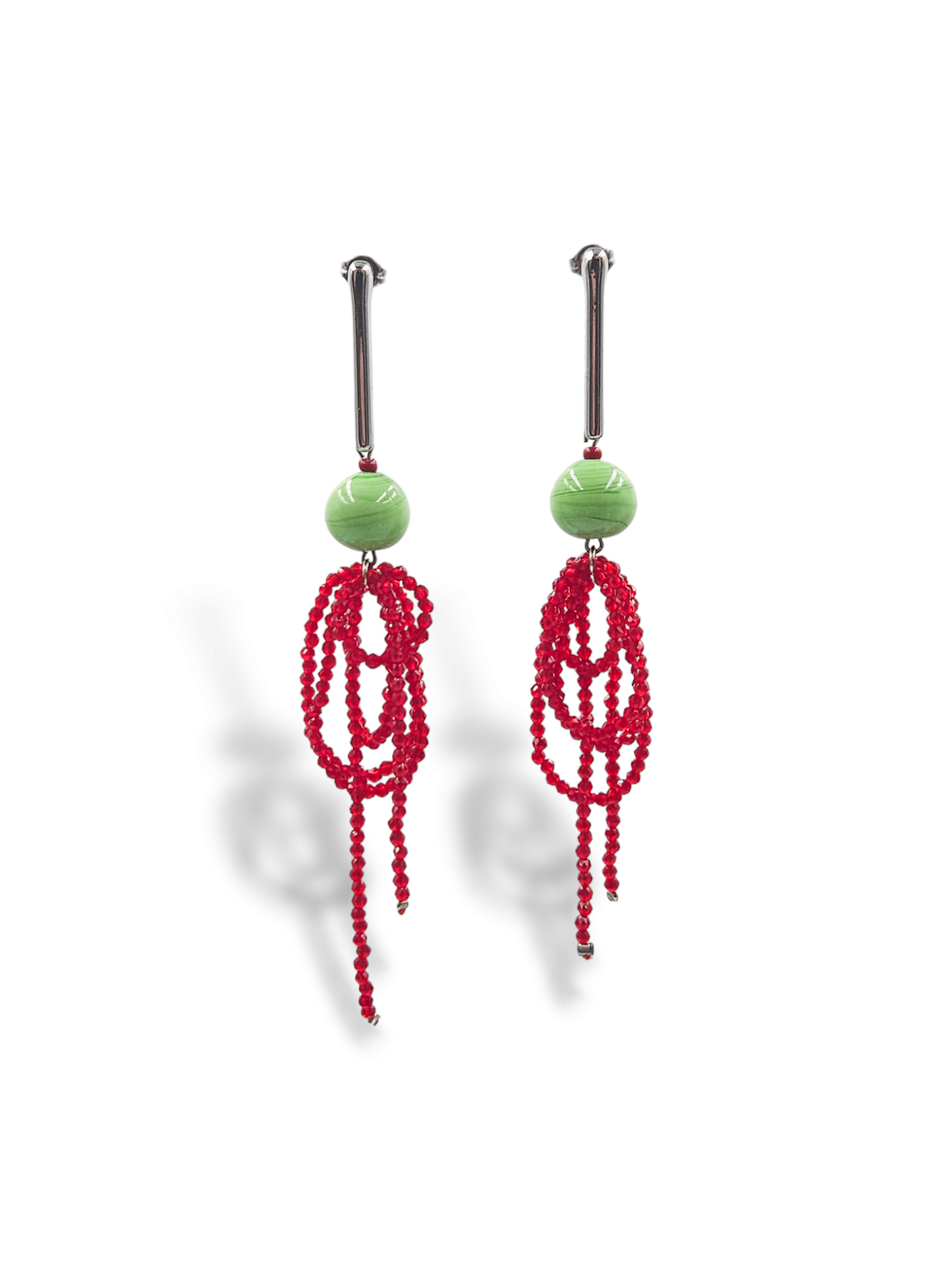 Brinco longo inspirado nos anos 40, bola verde e cristais vermelhos pendurados.