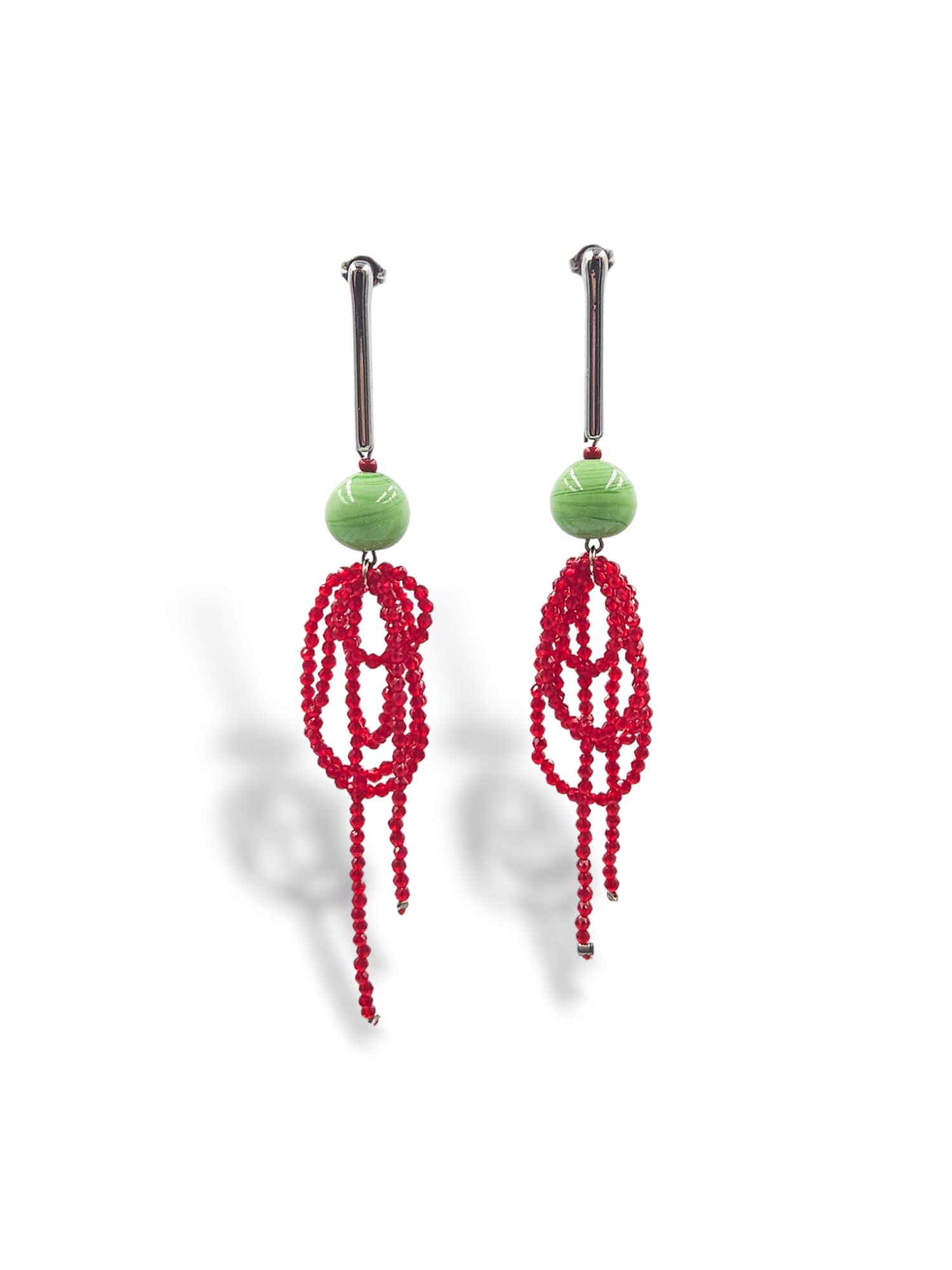 Brinco longo inspirado nos anos 40, bola verde e cristais vermelhos pendurados. 