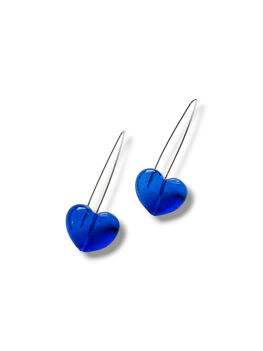 Brinco de coração azul de vidro e gancho de inox posicionado artisticamente no fundo branco